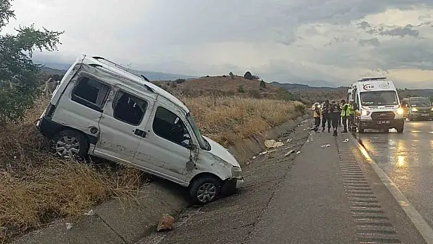 Hafif Ticari Araç Refüje Çarptı: 1 Ölü, 4 Yaralı