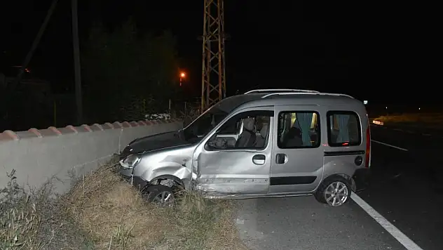 D-100'de iki araç çarpıştı: 3 yaralı