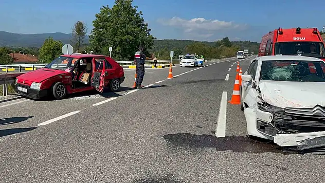 D-100'de İki Otomobil Çarpıştı: 1 Yaralı