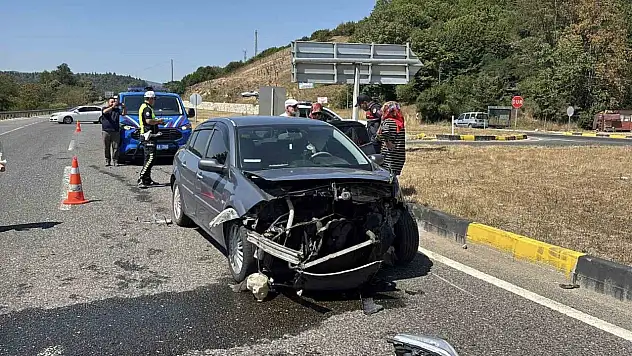 D-100'de iki otomobil kafa kafaya çarpıştı