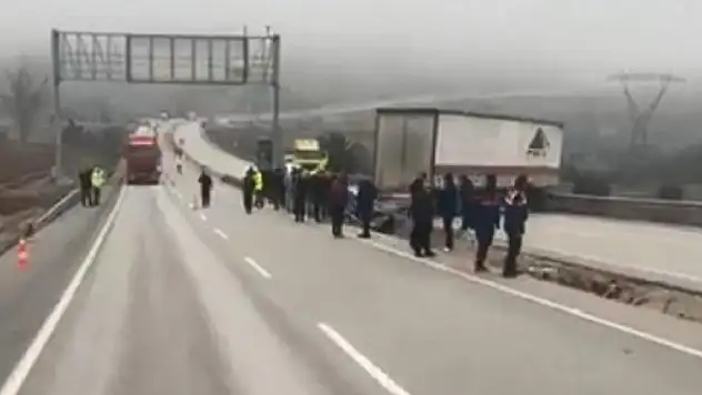 D-100'de makaslayan TIR yolu kapattı