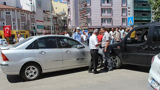 D-100'de otomobil ile TIR çarpıştı: 4 yaralı