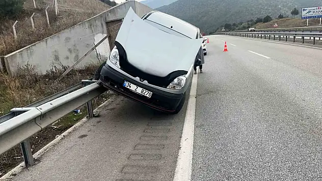 Bariyerde Asılı Kaldı