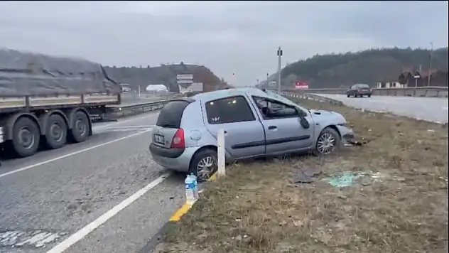 Otomobil Bariyerlere Çarptı