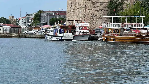 Dalgıçların Deniz Dibi Temizliği Sırasında Gezi Teknesi Paniği