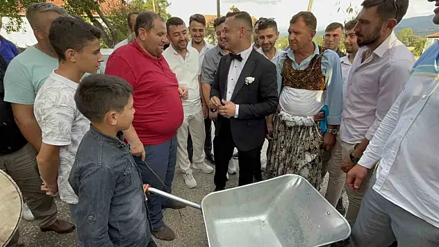 Damadın Önünü Kesti: 'El Arabasını Parayla Doldur'