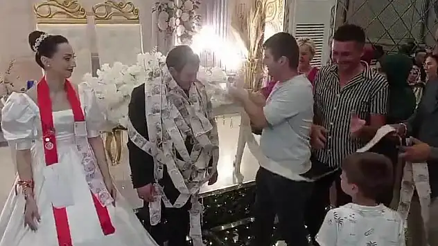 Damatların Biri Terledi Diğeri Sevindi