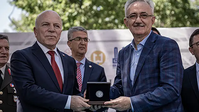 Darphane, Erzurum'daki Ulu Cami İçin Hatıra Parası Bastı