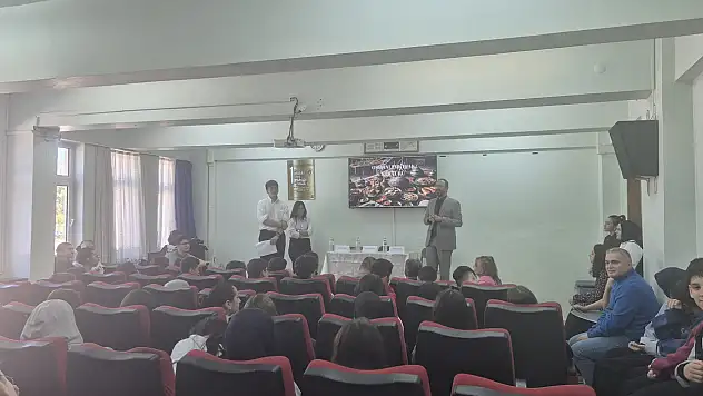 Dekan Yardımcısı, Liseli Gençlerle Buluştu