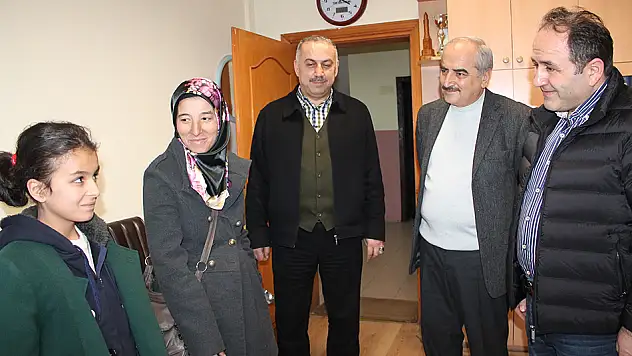 Demir El, Elif'e uzandı