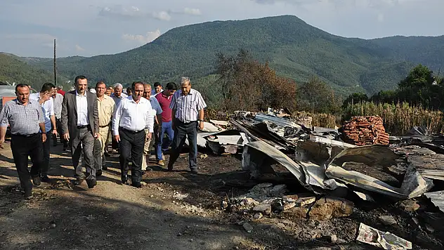 Demir, yangın yerini inceledi