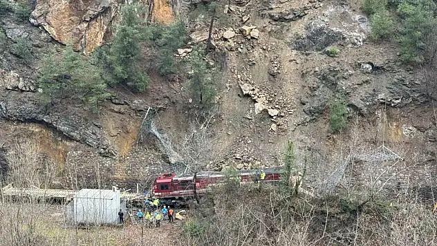 Demir Yolunu Kapatan Kayalar ile Raydan Çıkan Lokomotifi Kaldırma Çalışmaları Sürüyor
