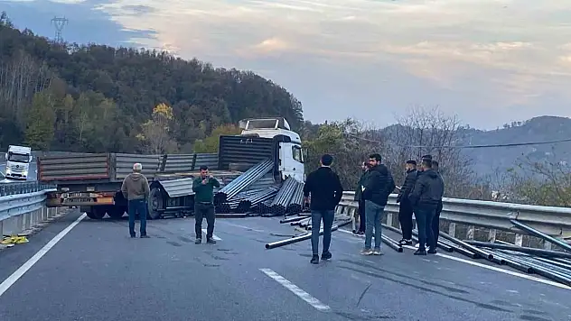 Demir Yüklü Tır Bariyerlere Çarptı