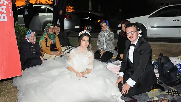 Demokrasi nöbetine gelin-damat ziyareti