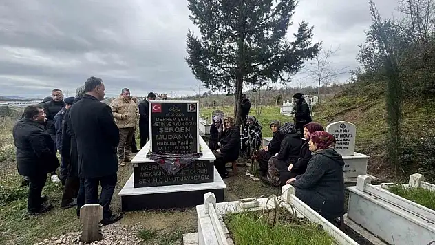 Depremde Ölen Sergen Mudanya Mezarı Başında Anıldı