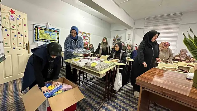 Depremzede Çocuklara Atkı Ve Bere Ördüler