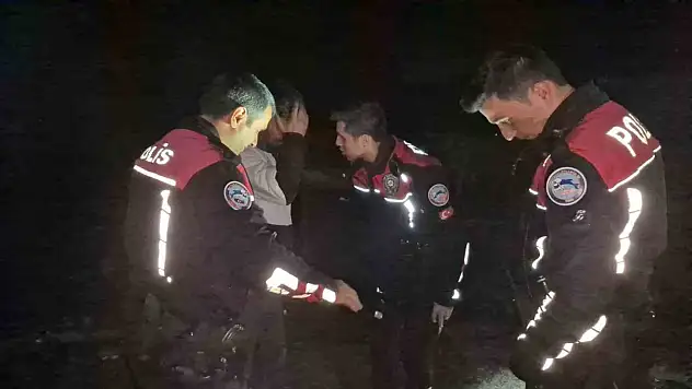 Dere Kenarında Sızdı