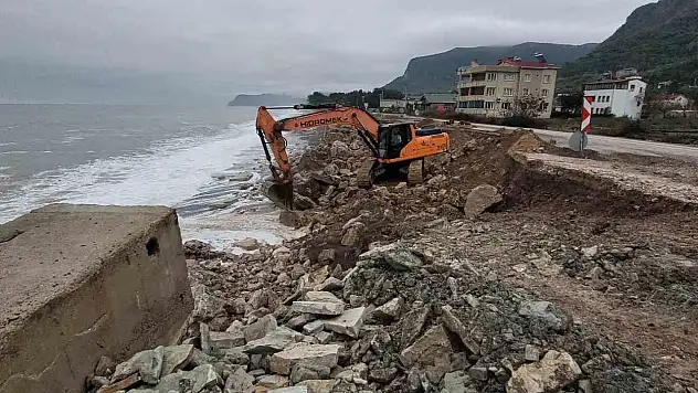 Yıkılan Duvar Yeniden İnşa Ediliyor