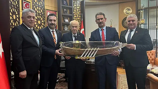 Devlet Bahçeli'ye Saltanat Kayığı Hediye Ettiler