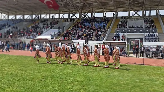 Bayramda Minik Ayla Folklor Grubuna Eşlik Etti