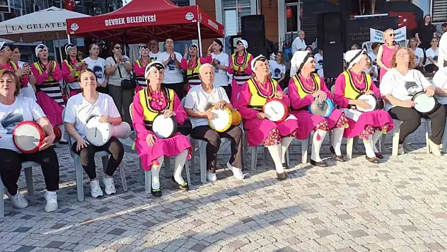 Devrek'te düzenlenen şenlikte vatandaşlar doyasıya eğlenmenin tadını çıkardılar.
