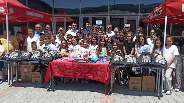 Devrek'te öğrencilere havuz malzemeleri hediye edildi