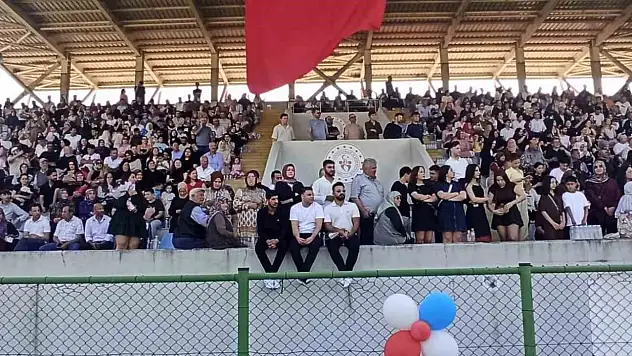 Devrek'te Üniversite öğrencileri mezuniyetlerini kep atarak kutladılar