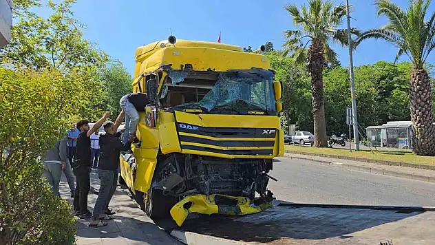 Kontrolden Çıkan Tır Devrildi: 1 Yaralı