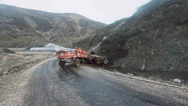 Devrilen Traktörün Altında Kalan Sürücü Yaralandı