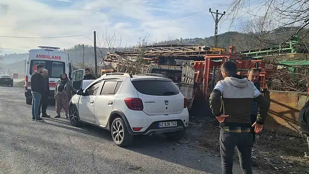 Direksiyon Başında Uyuyunca Park Halindeki Kamyonete Çarptı