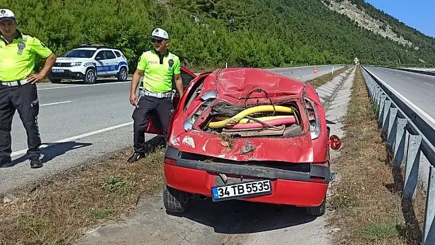 Direksiyon hakimiyetini kaybeden sürücü bariyerlere çarptı