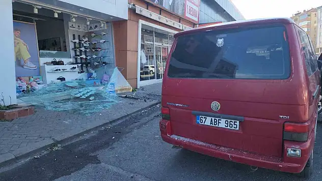 Direksiyon Hâkimiyetini Kaybeden Otomobil Mağazaya Girdi