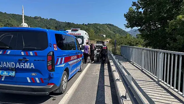 Direksiyon hâkimiyetini kaybeden motosiklet sürücüsü bariyere çarptı: 1 yaralı