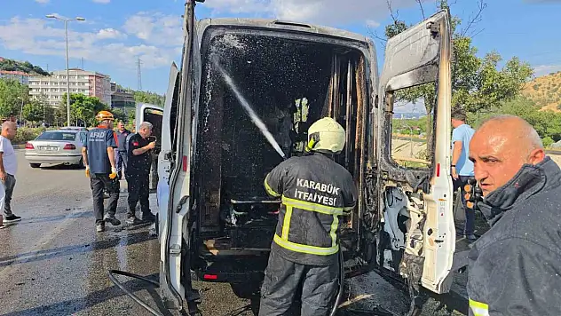 Diyaliz hastasını taşıyan hasta nakil aracı alevlere teslim oldu