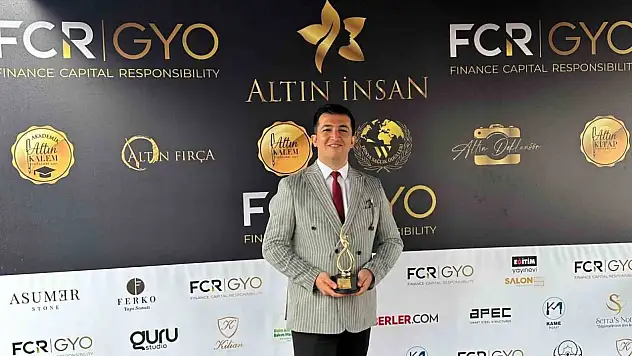 Doç. Dr. Polat'a 'Yılın Akademik Altın Kalem Ödülü' Verildi