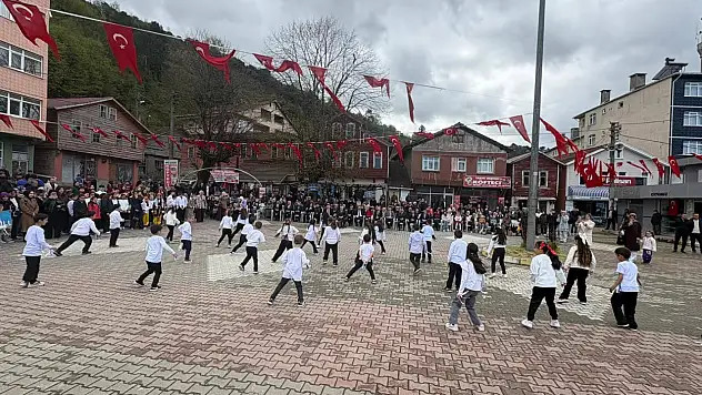 Doğanyurt'ta Öğrencilerden Renkli Kutlama