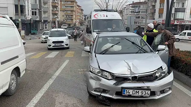 Dönel Kavşakta Ciple Otomobil Çarpıştı: 1 Yaralı