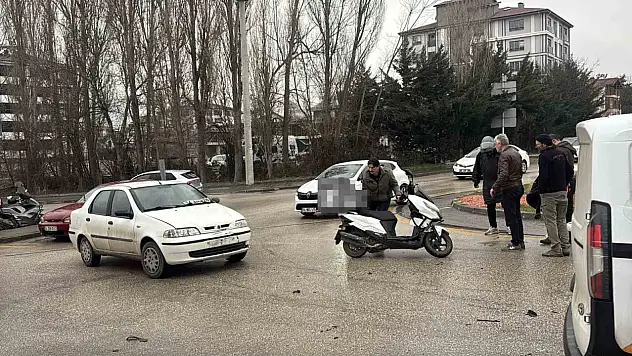 Motosiklet İle Otomobil Çarpıştı