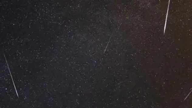Dron ile çekilen meteor yağmuru mest etti