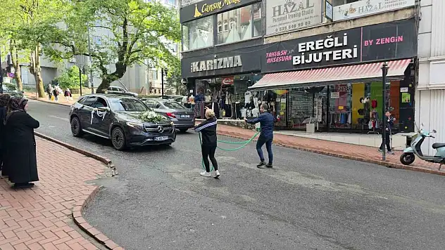 Düğün Konvoyunu Zincirli Sürpriz Durdurdu