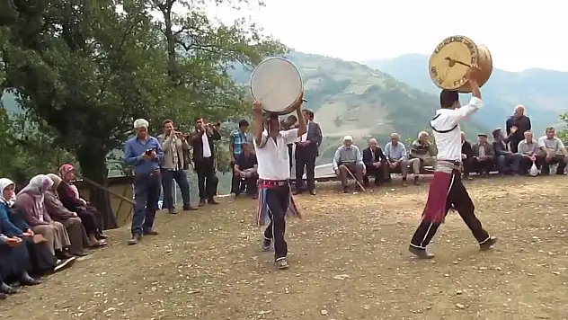 Düğünler Asırlık Geleneklerle Yaşatılıyor