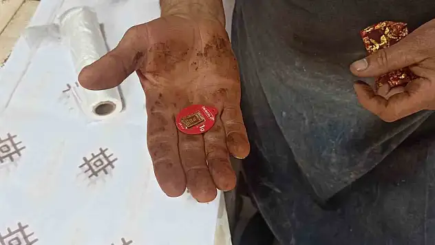 Dükkanında Düşürülen Altının Sahibini Arıyor