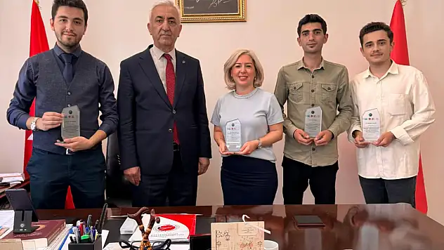 Dünya Dili Türkçe Topluluğuna Plaket Verildi