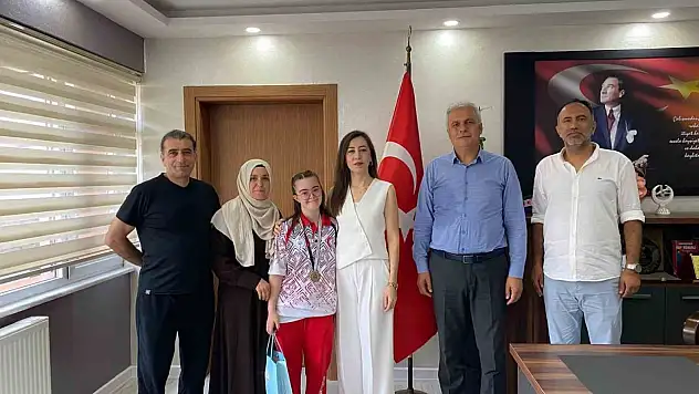 Dünya Üçüncüsü ve Türkiye Şampiyonu Zeynep Tuncay'dan İlçe Millî Eğitim Müdürlüğüne ziyaret