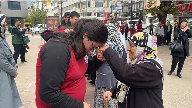 Dünya yaşlılar gününde büyüklerine saygılarını böyle gösterdiler