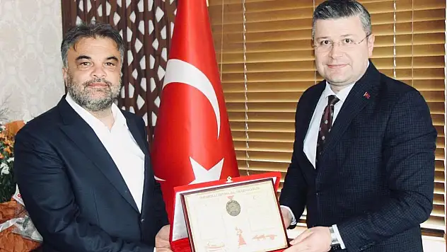 Eğitime Destek Veren İş İnsanlarına İstiklal Madalyası Plaketi