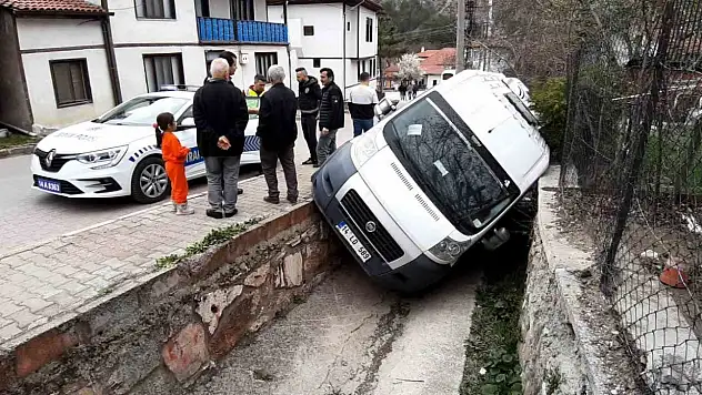 Öğrenci Servisi Kanala Düştü