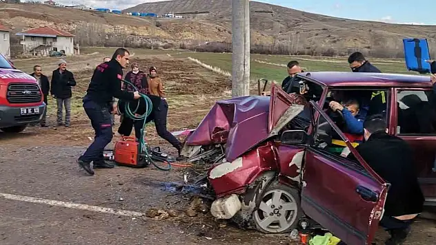 Çankırı'da Elektrik Direğine Çarptı, Hurdaya Döndü, Yaralılar Var!