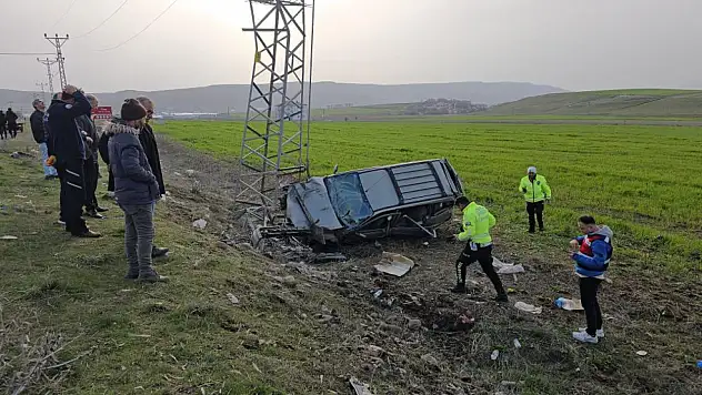 Elektrik Direğine Çarptı: 5 Yaralı