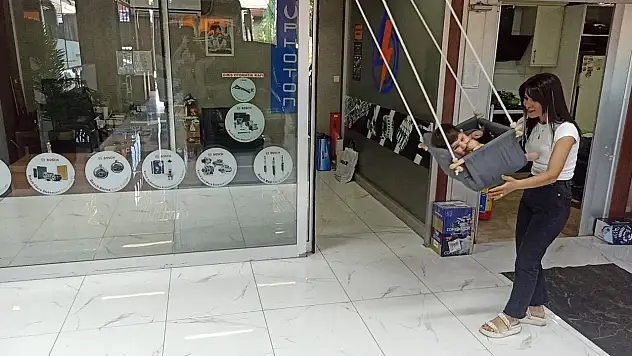 Elektrikçi Dükkanına Kadın Eli Değdi